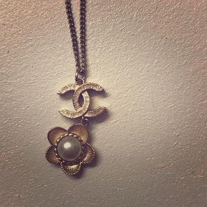CHANEL necklace with two length options